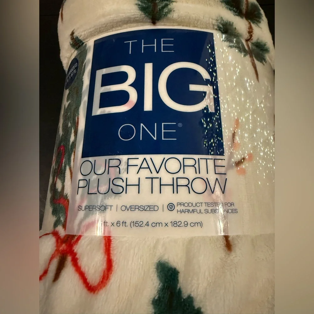 NWT, The Big One Festive Plush Throw